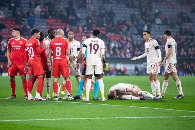 Faul an Harry Kane (FC Bayern Muenchen, 09), Alphonso Davies (FC Bayern Muenchen, 19), Aursnes (SL Benfica Lissabon, 08), Jamal Musiala (FC Bayern Muenchen, 42) GER, FC Bayern Muenchen vs. SL Benfica Lissabon, Fussball, Champions League, 4. Spieltag, Spielzeit 2024 2025, 06.11.2024 DFB DFL REGULATIONS PROHIBIT ANY USE OF PHOTOGRAPHS AS IMAGE SEQUENCES AND OR QUASI-VIDEO GER, FC Bayern Muenchen vs. SL Benfica Lissabon, Fussball, Champions League, 4. Spieltag, Spielzeit 2024 2025, 06.11.2024 Muenchen Copyright: xEibner-Pressefoto RogerxBuerkex EP_RBE