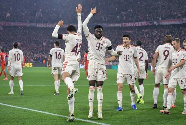 06.11.2024, xemx, Fussball UEFA Champions League, FC Bayern Muenchen - Benfica Lissabon emspor, v.l. Jamal Musiala (FC Bayern Muenchen) Jubel, Torjubel, celebrate the goal, jubelt ueber das Tor zum 1:0 (DFL DFB REGULATIONS PROHIBIT ANY USE OF PHOTOGRAPHS as IMAGE SEQUENCES and or QUASI-VIDEO) Muenchen