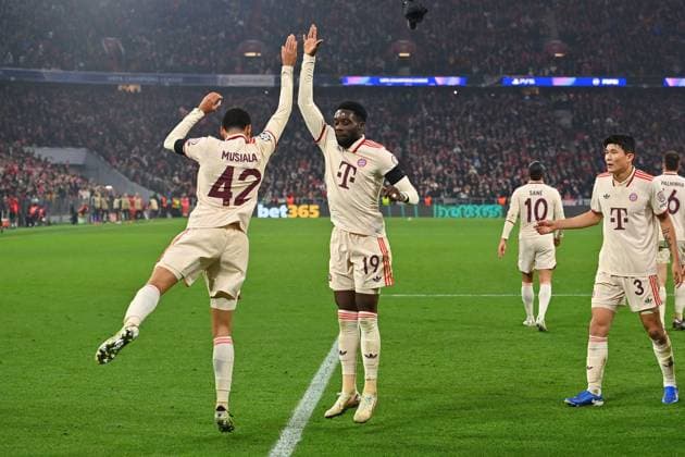 Torjubel Jamal MUSIALA (Bayern Muenchen) nach Tor zum 1-0,Aktion, Jubel,Freude,Begeisterung mit Alphonso DAVIES (Bayern Muenchen), Fussball Champions League Ligaphase, FC Bayern Muenchen - Benfica Lissabon am 06.11.2024, A L L I A N Z A R E N A.