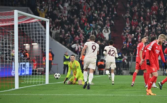06.11.2024, xjrdrx, Fussball UEFA Champions League, FC Bayern Muenchen - Benfica Lissabon emspor, v.l. Anatoliy Trubin (Benfica Lissabon), Harry Kane (FC Bayern Muenchen), Jamal Musiala (FC Bayern Muenchen) Goal scored, erzielt das Tor zum 1:0 (DFL DFB REGULATIONS PROHIBIT ANY USE OF PHOTOGRAPHS as IMAGE SEQUENCES and or QUASI-VIDEO) Muenchen