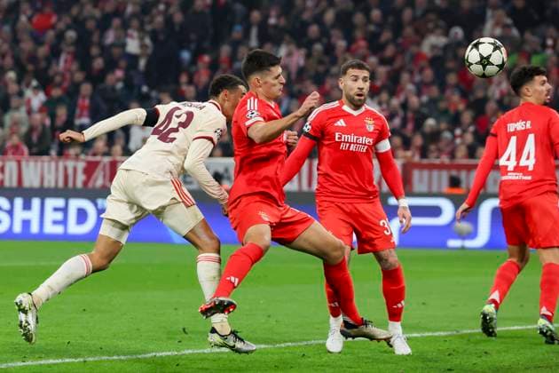 Jamal Musiala (FC Bayern Muenchen) erzielt mit diesem Kopfball das Tor zum 1:0, UEFA Champions League 2024 25 League Phase MD4, FC Bayern München v SL Benfica, Allianz Arena am 06. November 2024 in München, Deutschland. (Foto von Marco Steinbrenner DeFodi Images) Jamal Musiala (FC Bayern Muenchen) scores the goal with this header to make it 1:0, UEFA Champions League 2024 25 League Phase MD4, FC Bayern München v SL Benfica, Allianz Arena, November 6, 2024 in Munich, Germany. (Photo by Marco Steinbrenner DeFodi Images) not used in POL SRB CRO FRA GBR NED ITA USA Defodi-700_muenchen_lissabon_20241106_061