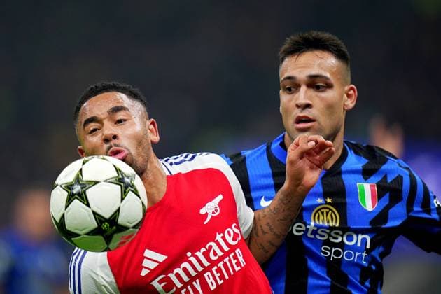 Inter Milan s Lautaro Martinez ight for the ball with Arsenal s Gabriel Jesus during the Uefa Champions League soccer match between Inter and Arsenal a at the San Siro Stadium in Milan, north Italy - Wednesday , November 6 , 2024. - Soccer .  Copyright: xSpada LaPressex
