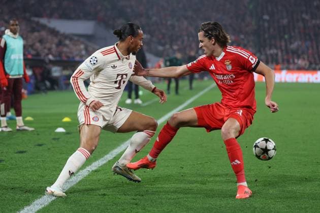 im Zweikampf, Aktion, mit Leroy Sane 10 (FC Bayern Muenchen), Alvaro Carreras 3 (Benfica Lissabon), FC Bayern Muenchen vs. Benfica Lissabon, Champions League, Fussball, 4. Spieltag, 06.11.2024 Muenchen Bayern Deutschland