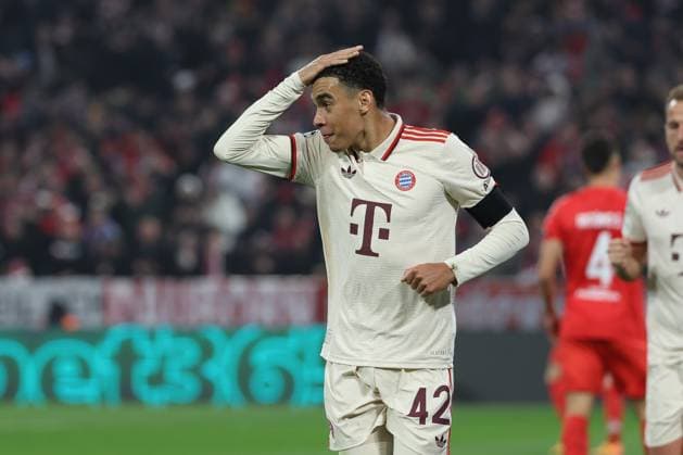 Sport Bilder des Tages Torjubel von Jamal Musiala 42 (FC Bayern Muenchen) zum 1:0 signalisiert Kopfball, FC Bayern Muenchen vs. Benfica Lissabon, Champions League, Fussball, 4. Spieltag, 06.11.2024 Muenchen Bayern Deutschland