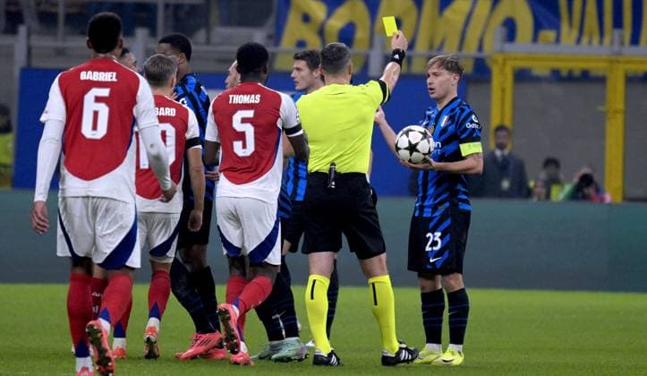 Foto IPP Paolo Bona Milano 06 11 2024 UEFA Champions League di Calcio stagione 2024 2025 partita Inter-Arsenal Nella foto l™arbitro Istvan Kovacs ammonisce Nicolo™ Barella e Gabriel Jesus Italy Photo Press Worldwide Copyright italy  Copyright: xR4924_italyphotopressx