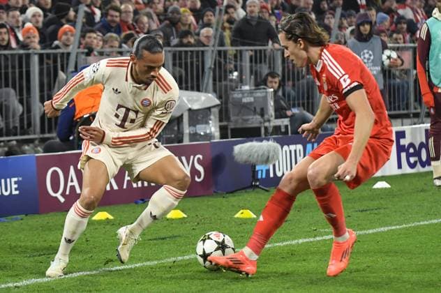 06.11.2024, xemx, Fussball UEFA Champions League, FC Bayern Muenchen - Benfica Lissabon emspor, v.l. Leroy Sane (FC Bayern Muenchen), Alvaro Carreras (Benfica Lissabon) Zweikampf, Aktion, action, battle for the ball (DFL DFB REGULATIONS PROHIBIT ANY USE OF PHOTOGRAPHS as IMAGE SEQUENCES and or QUASI-VIDEO) Muenchen
