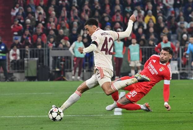 06.11.2024, xjrdrx, Fussball UEFA Champions League, FC Bayern Muenchen - Benfica Lissabon emspor, v.l. Jamal Musiala (FC Bayern Muenchen), Nicolas Otamendi (Benfica Lissabon) (DFL DFB REGULATIONS PROHIBIT ANY USE OF PHOTOGRAPHS as IMAGE SEQUENCES and or QUASI-VIDEO) Muenchen