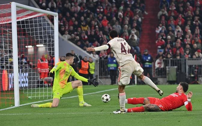06.11.2024, xjrdrx, Fussball UEFA Champions League, FC Bayern Muenchen - Benfica Lissabon emspor, v.l. Anatoliy Trubin (Benfica Lissabon), Jamal Musiala (FC Bayern Muenchen), Nicolas Otamendi (Benfica Lissabon) (DFL DFB REGULATIONS PROHIBIT ANY USE OF PHOTOGRAPHS as IMAGE SEQUENCES and or QUASI-VIDEO) Muenchen
