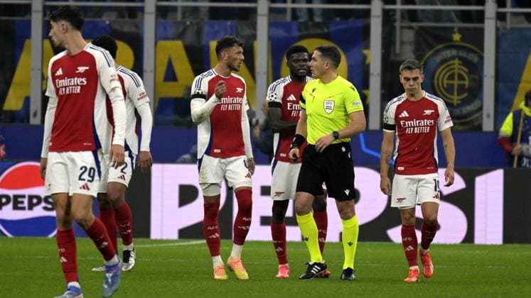 Foto IPP Paolo Bona Milano 06 11 2024 UEFA Champions League di Calcio stagione 2024 2025 partita Inter-Arsenal Nella foto le proteste di Ben White e dei giocatori dell™Arsenal con l™arbitro Istvan Kovacs Italy Photo Press Worldwide Copyright italy  Copyright: xR4924_italyphotopressx
