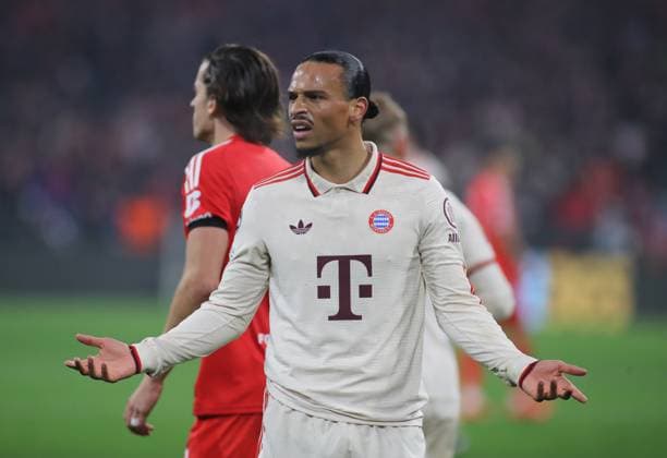 München, Deutschland, 06. November 2024: Fussball, Herren, Champions League, Saison 2024 2025, FC Bayern München - Benfica Lissabon, Allianz Arena, 4.Spieltag Leroy Sane (FC Bayern München) fragend, Geste, Mimik