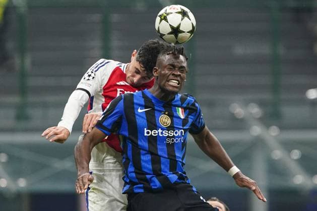Kai Havertz of Arsenal and Yann Bisseck of Inter Milan clash heads causing a head injury to Kai Havertz of Arsenal Inter Milan v Arsenal, UEFA Champions League, Group Stage, Football, San Siro Stadium, Milan, Italy - 06 Nov 2024 EDITORIAL USE ONLY No use with unauthorised audio, video, data, fixture lists, club league logos or live services. Online in-match use limited to 120 images, no video emulation. No use in betting, games or single club league player publications. Copyright: xRemotePhotoPress Shutterstockx 14873845cq