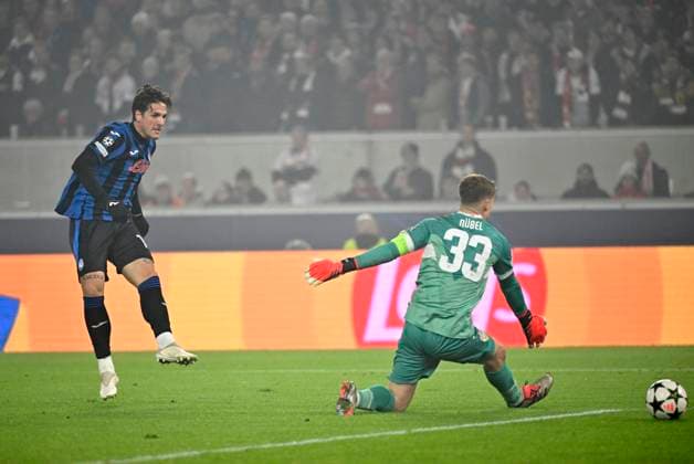 Torschuss Aktion Torchance Nicolo Zaniolo Atalanta BC Bergamo (10) gegen Torwart Alexander Nuebel VfB Stuttgart (33) zum vermeintlichenn 0:2 wird nicht gewertet wegen Abseits Champions League VfB Stuttgart vs Atalanta BC Bergamo 05.11.2024 DFL REGULATIONS PROHIBIT ANY USE OF PHOTOGRAPHS AS IMAGE SEQUENCES AND OR QUASI-VIDEO Champions League VfB Stuttgart vs Atalanta BC Bergamo