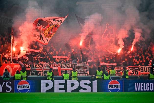 Bengalos, Pyrotechnik, Pyro, Feuerwerkskoerper, Cannstatter Kurve Fanblock, Fans, Fankurve, Flaggen, Fahnen, Stimmung, stimmungsvoll Pepsi Champions League VfB Stuttgart vs Atalanta BC Bergamo 05.11.2024 DFL REGULATIONS PROHIBIT ANY USE OF PHOTOGRAPHS AS IMAGE SEQUENCES AND OR QUASI-VIDEO Champions League VfB Stuttgart vs Atalanta BC Bergamo