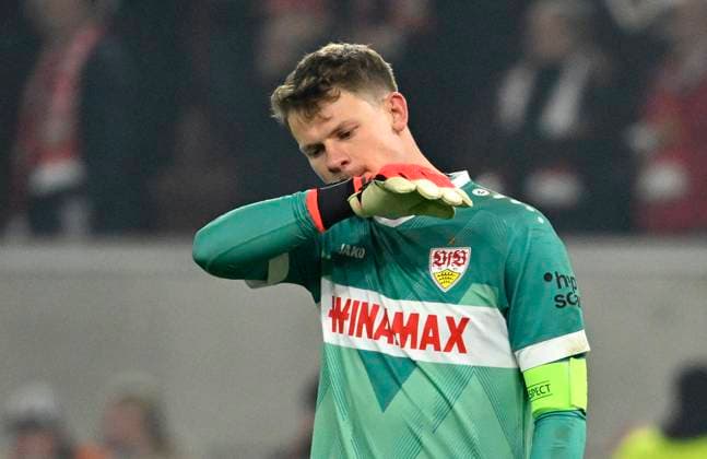 Torwart Alexander Nuebel VfB Stuttgart (33) enttaeuscht Gestik Geste Champions League VfB Stuttgart vs Atalanta BC Bergamo 05.11.2024 DFL REGULATIONS PROHIBIT ANY USE OF PHOTOGRAPHS AS IMAGE SEQUENCES AND OR QUASI-VIDEO Champions League VfB Stuttgart vs Atalanta BC Bergamo