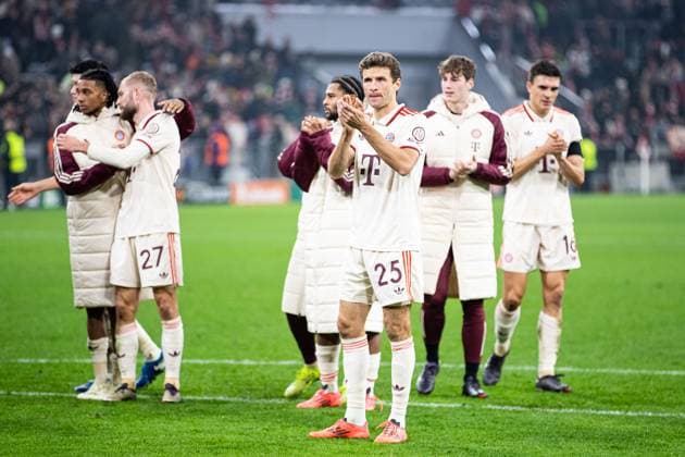 Endstand 1:0 fuer Bayern Muenchen. Die Bayern besiegen daheim Benfica Lissabon. Jubel bei Thomas Mueller (FC Bayern Muenchen, 25), Konrad Laimer (FC Bayern Muenchen, 27) GER, FC Bayern Muenchen vs. SL Benfica Lissabon, Fussball, Champions League, 4. Spieltag, Spielzeit 2024 2025, 06.11.2024 DFB DFL REGULATIONS PROHIBIT ANY USE OF PHOTOGRAPHS AS IMAGE SEQUENCES AND OR QUASI-VIDEO GER, FC Bayern Muenchen vs. SL Benfica Lissabon, Fussball, Champions League, 4. Spieltag, Spielzeit 2024 2025, 06.11.2024 Muenchen Copyright: xEibner-Pressefoto RogerxBuerkex EP_RBE