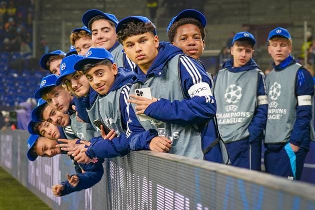 Shakhtar Donetsk (UKR) vs. Young Boys (SUI) YB - Fussball: UEFA Champions League 2024 25, 4. Spieltag, Schachtar Donezk vs. Young Boys Bern, Arena AufSchalke Veltins-Arena (Gelsenkirchen): Balljungs, Schalke 04 U15 Nachwuchs Copyright: xJOERANxSTEINSIEKx