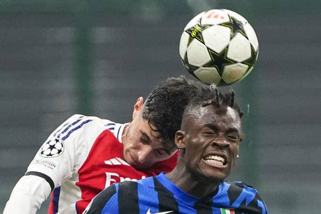 Kai Havertz of Arsenal and Yann Bisseck of Inter Milan clash heads Inter Milan v Arsenal, UEFA Champions League, Group Stage, Football, San Siro Stadium, Milan, Italy - 06 Nov 2024 EDITORIAL USE ONLY No use with unauthorised audio, video, data, fixture lists, club league logos or live services. Online in-match use limited to 120 images, no video emulation. No use in betting, games or single club league player publications. Copyright: xRemotePhotoPress Shutterstockx 14873845dg