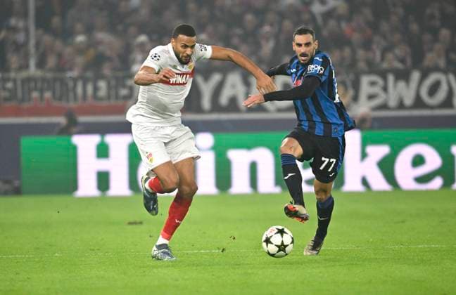 Zweikampf, Aktion Josha Vagnoman VfB Stuttgart (04) gegen Davide Zappacosta Atalanta BC Bergamo (77) Champions League VfB Stuttgart vs Atalanta BC Bergamo 05.11.2024 DFL REGULATIONS PROHIBIT ANY USE OF PHOTOGRAPHS AS IMAGE SEQUENCES AND OR QUASI-VIDEO Champions League VfB Stuttgart vs Atalanta BC Bergamo