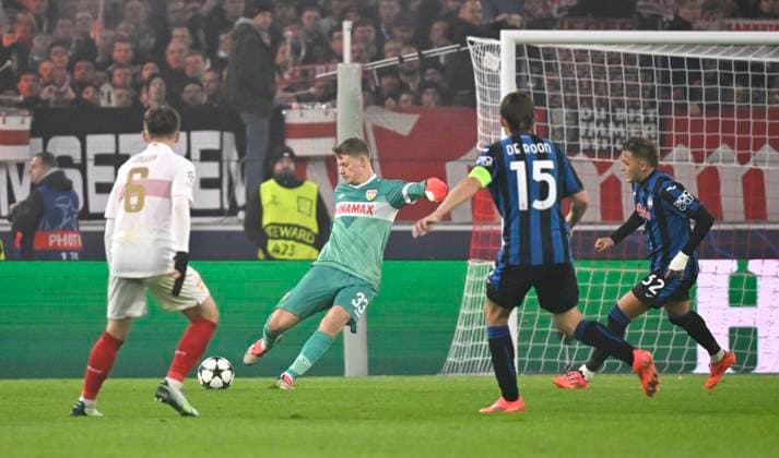 Torwart Alexander Nuebel VfB Stuttgart (33) Aktion Strafraumszene, Torraumszene Mateo Retegui Atalanta BC Bergamo (32) Marten de Roon Atalanta BC Bergamo (15) Angelo Stiller VfB Stuttgart (06) Champions League VfB Stuttgart vs Atalanta BC Bergamo 05.11.2024 DFL REGULATIONS PROHIBIT ANY USE OF PHOTOGRAPHS AS IMAGE SEQUENCES AND OR QUASI-VIDEO Champions League VfB Stuttgart vs Atalanta BC Bergamo