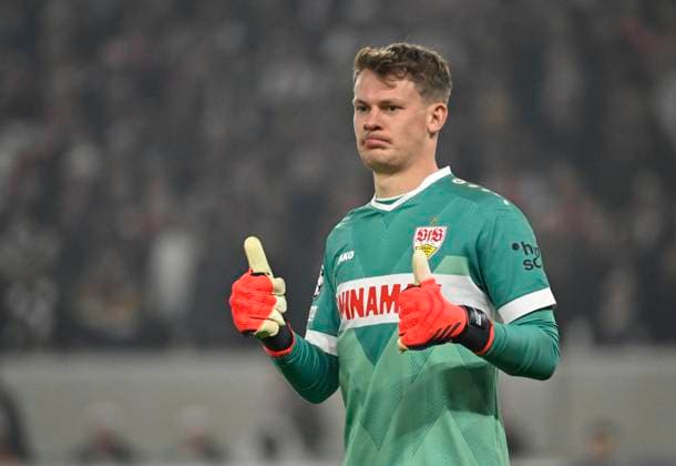 Torwart Alexander Nuebel VfB Stuttgart (33) Gestik Geste beide Daumen hoch zufrieden Champions League VfB Stuttgart vs Atalanta BC Bergamo 05.11.2024 DFL REGULATIONS PROHIBIT ANY USE OF PHOTOGRAPHS AS IMAGE SEQUENCES AND OR QUASI-VIDEO Champions League VfB Stuttgart vs Atalanta BC Bergamo