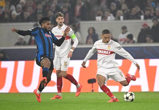 Enzo Millot VfB Stuttgart (08) Aktion am Ball Atakan Karazor VfB Stuttgart (16) Champions League VfB Stuttgart vs Atalanta BC Bergamo 05.11.2024 DFL REGULATIONS PROHIBIT ANY USE OF PHOTOGRAPHS AS IMAGE SEQUENCES AND OR QUASI-VIDEO Champions League VfB Stuttgart vs Atalanta BC Bergamo