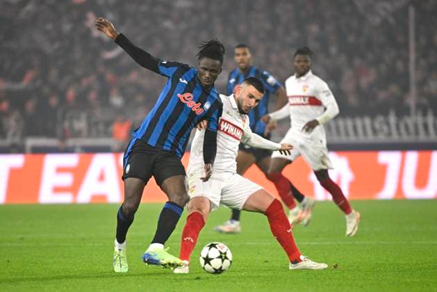 Zweikampf, Aktion Odilon Kossounou Atalanta BC Bergamo (03) gegen Deniz Undav VfB Stuttgart (26) Champions League VfB Stuttgart vs Atalanta BC Bergamo 05.11.2024 DFL REGULATIONS PROHIBIT ANY USE OF PHOTOGRAPHS AS IMAGE SEQUENCES AND OR QUASI-VIDEO Champions League VfB Stuttgart vs Atalanta BC Bergamo
