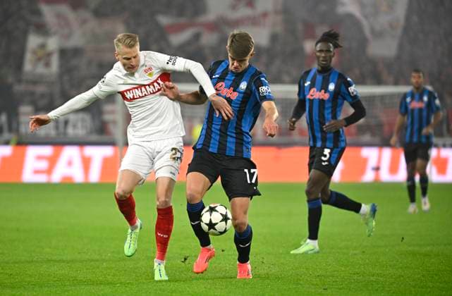 Zweikampf, Aktion Chris Fuehrich VfB Stuttgart (27) gegen Charles De Ketelaere Atalanta BC Bergamo (17) Champions League VfB Stuttgart vs Atalanta BC Bergamo 05.11.2024 DFL REGULATIONS PROHIBIT ANY USE OF PHOTOGRAPHS AS IMAGE SEQUENCES AND OR QUASI-VIDEO Champions League VfB Stuttgart vs Atalanta BC Bergamo