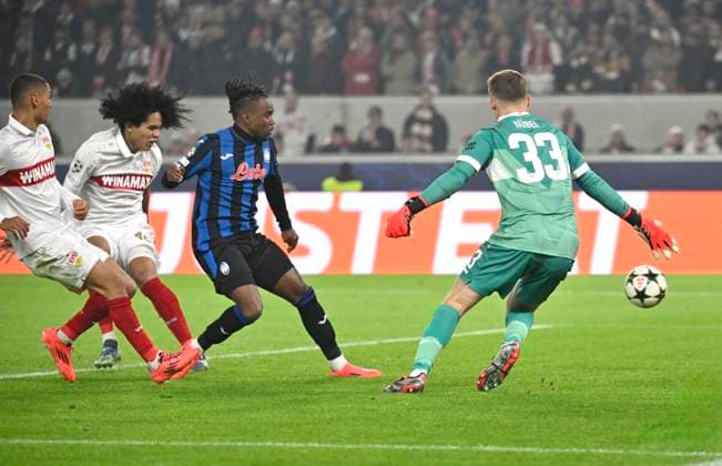 TOR zum 0:1Torschuss Aktion Torchance Strafraumszene, Torraumszene Ademola Lookman Atalanta BC Bergamo (11) gegen Torwart Alexander Nuebel VfB Stuttgart (33) Enzo Millot VfB Stuttgart (08) Anrie Chase VfB Stuttgart (45) Champions League VfB Stuttgart vs Atalanta BC Bergamo 05.11.2024 DFL REGULATIONS PROHIBIT ANY USE OF PHOTOGRAPHS AS IMAGE SEQUENCES AND OR QUASI-VIDEO Champions League VfB Stuttgart vs Atalanta BC Bergamo