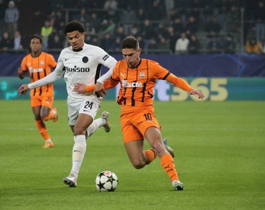 06.11.2024, xgrfx, Fussball UEFA Champions League, Schachtar Donezk - Young Boys Bern emspor, v.l. Zachary Athekame (Young Boys Bern), Gerogiy Sudakov (Schachtar Donezk) (DFL DFB REGULATIONS PROHIBIT ANY USE OF PHOTOGRAPHS as IMAGE SEQUENCES and or QUASI-VIDEO) Gelsenkirchen