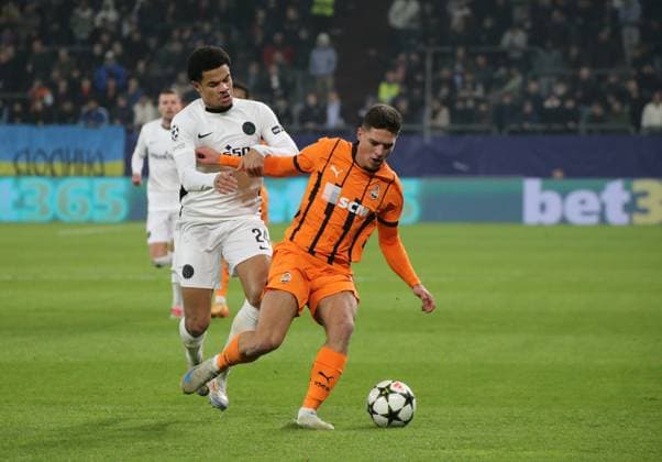 06.11.2024, xgrfx, Fussball UEFA Champions League, Schachtar Donezk - Young Boys Bern emspor, v.l. Zachary Athekame (Young Boys Bern), Gerogiy Sudakov (Schachtar Donezk) (DFL DFB REGULATIONS PROHIBIT ANY USE OF PHOTOGRAPHS as IMAGE SEQUENCES and or QUASI-VIDEO) Gelsenkirchen