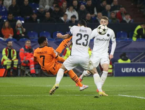 06.11.2024, xgrfx, Fussball UEFA Champions League, Schachtar Donezk - Young Boys Bern emspor, v.l. Eguinaldo (Schachtar Donezk), Loris Benito (Young Boys Bern) (DFL DFB REGULATIONS PROHIBIT ANY USE OF PHOTOGRAPHS as IMAGE SEQUENCES and or QUASI-VIDEO) Gelsenkirchen