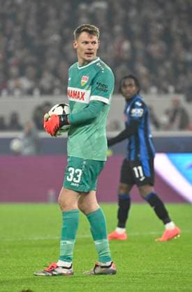 Torwart Alexander Nuebel VfB Stuttgart (33) Aktion Champions League VfB Stuttgart vs Atalanta BC Bergamo 05.11.2024 DFL REGULATIONS PROHIBIT ANY USE OF PHOTOGRAPHS AS IMAGE SEQUENCES AND OR QUASI-VIDEO Champions League VfB Stuttgart vs Atalanta BC Bergamo