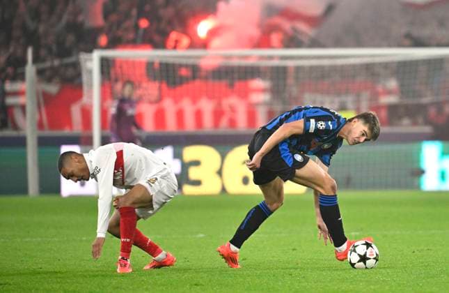 Zweikampf, Aktion Jeff Chabot VfB Stuttgart (24) gegen Charles De Ketelaere Atalanta BC Bergamo (17) Bengalos, Pyrotechnik, Pyro, Feuerwerkskoerper, Champions League VfB Stuttgart vs Atalanta BC Bergamo 05.11.2024 DFL REGULATIONS PROHIBIT ANY USE OF PHOTOGRAPHS AS IMAGE SEQUENCES AND OR QUASI-VIDEO Champions League VfB Stuttgart vs Atalanta BC Bergamo