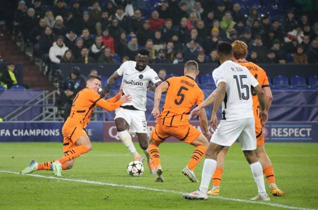 06.11.2024, xgrfx, Fussball UEFA Champions League, Schachtar Donezk - Young Boys Bern emspor, v.l. Silvere Ganvoula (Young Boys Bern), Valeryi Bondar (Schachtar Donezk) (DFL DFB REGULATIONS PROHIBIT ANY USE OF PHOTOGRAPHS as IMAGE SEQUENCES and or QUASI-VIDEO) Gelsenkirchen