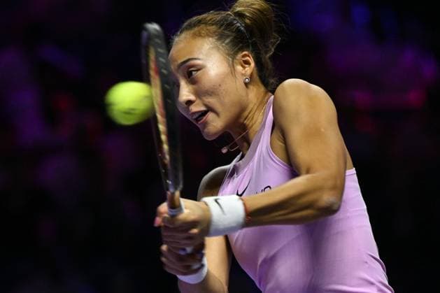 WTA, Tennis Damen Finals 2024 - Day 5 RIYADH, SAUDI ARABIA - NOVEMBER 06: Quinwen Zheng of China during her match against Jasmine Paolini of Italy, on Day 5 of the 2024 WTA Finals, part of the Hologic WTA Tour, held at King Saud University Indoor Arena on November 06, 2024, in Riyadh, Saudi Arabia. Riyadh Saudi Arabia  Copyright: xArturxWidakx originalFilename:widak-wtafinal241106_npXEO.jpg