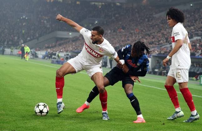 06.11.24 VfB Stuttgart - Atalanta Bergamo Deutschland, Stuttgart, 06.11.2024, Fussball, UEFA Champions League, VfB Stuttgart - Atalanta Bergamo: v.l. Josha Vagnoman (VfB Stuttgart), Ademola Lookman (Atalanta Bergamo), Anrie Chase (VfB Stuttgart).