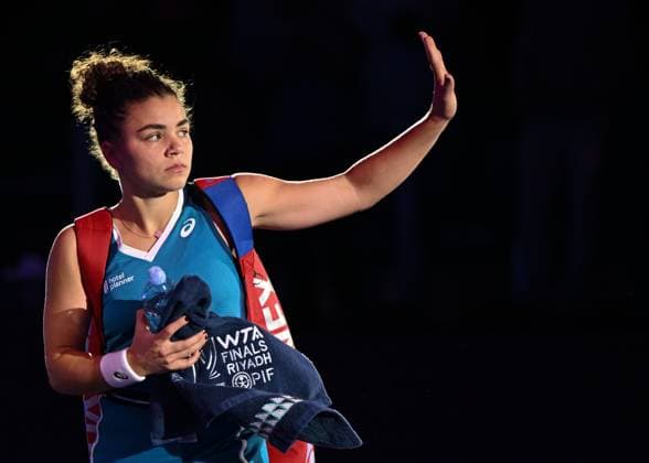 WTA, Tennis Damen Finals 2024 - Day 5 RIYADH, SAUDI ARABIA - NOVEMBER 06: Jasmine Paolini of Italy during her match against Quinwen Zheng of China, on Day 5 of the 2024 WTA Finals, part of the Hologic WTA Tour, held at King Saud University Indoor Arena on November 06, 2024, in Riyadh, Saudi Arabia. Riyadh Saudi Arabia  Copyright: xArturxWidakx originalFilename:widak-wtafinal241106_np8ys.jpg