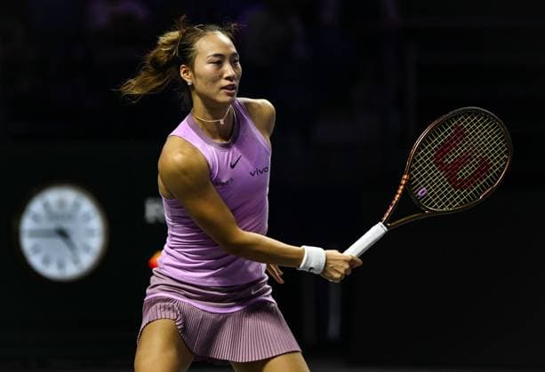WTA, Tennis Damen Finals 2024 - Day 5 RIYADH, SAUDI ARABIA - NOVEMBER 06: Quinwen Zheng of China during her match against Jasmine Paolini of Italy, on Day 5 of the 2024 WTA Finals, part of the Hologic WTA Tour, held at King Saud University Indoor Arena on November 06, 2024, in Riyadh, Saudi Arabia. Riyadh Saudi Arabia  Copyright: xArturxWidakx originalFilename:widak-wtafinal241106_npEM5.jpg