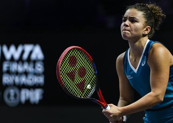 WTA, Tennis Damen Finals 2024 - Day 5 RIYADH, SAUDI ARABIA - NOVEMBER 06: Jasmine Paolini of Italy during her match against Quinwen Zheng of China, on Day 5 of the 2024 WTA Finals, part of the Hologic WTA Tour, held at King Saud University Indoor Arena on November 06, 2024, in Riyadh, Saudi Arabia. Riyadh Saudi Arabia  Copyright: xArturxWidakx originalFilename:widak-wtafinal241106_npiGX.jpg