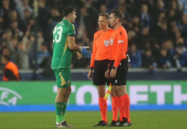 Fußball, CL, FC Brügge - Aston Villa - Club Brugge KV v Aston Villa, UEFA Champions League, League Phase, Jan Breydelstadion, Brugge, BELGIUM - 6th November 2024. Daniel Weir Crystal Pix Emiliano Martinez of Aston Villa argues with Referee, Tobias Stieler at the full time whistle. - Club Brugge KV v Aston Villa, UEFA Champions League, League Phase, Jan Breydelstadion, Brugge, BELGIUM - 6th November 2024. Daniel Weir Crystal Pix Brugge Jan Breydelstadion BELGIUM Copyright: xDanxWeirx CP_Club_Brugge_Aston_Villa_77