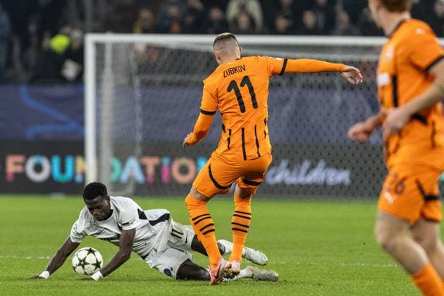 UEFA Champions League: FC Shakhtar Donetsk - BSC Young Boys; 06.11.2024 Ebrima Colley (BSC Young Boys, 11), Olaksandr Zubkov (FC Shakhtar Donetsk, 11) UEFA Champions League: FC Shakhtar Donetsk - BSC Young Boys; Arena AufSchalke, Gelsenkirchen; 06.11.2024 Copyright: xBEAUTIFULxSPORTS Buriakovx