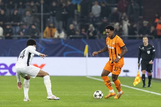 UEFA Champions League: FC Shakhtar Donetsk - BSC Young Boys; 06.11.2024 Kevin (FC Shakhtar Donetsk, 37), Zachary Athekame (BSC Young Boys, 24) UEFA Champions League: FC Shakhtar Donetsk - BSC Young Boys; Arena AufSchalke, Gelsenkirchen; 06.11.2024 Copyright: xBEAUTIFULxSPORTS Buriakovx