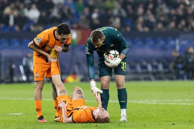 UEFA Champions League: FC Shakhtar Donetsk - BSC Young Boys; 06.11.2024 Yukhym Konoplia (FC Shakhtar Donetsk, 26) liegt auf dem Rasen, Marlon Gomes (FC Shakhtar Donetsk, 30), Dmytro Riznyk (FC Shakhtar Donetsk, 31) helfen ihm. UEFA Champions League: FC Shakhtar Donetsk - BSC Young Boys; Arena AufSchalke, Gelsenkirchen; 06.11.2024 Copyright: xBEAUTIFULxSPORTS Buriakovx