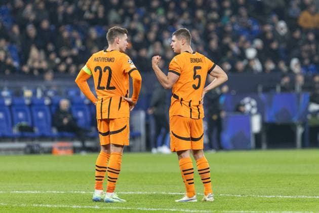 UEFA Champions League: FC Shakhtar Donetsk - BSC Young Boys; 06.11.2024 Valeriy Bondar (FC Shakhtar Donetsk, 5), Mykola Matviyenko (FC Shakhtar Donetsk, 22) im Gespräch. UEFA Champions League: FC Shakhtar Donetsk - BSC Young Boys; Arena AufSchalke, Gelsenkirchen; 06.11.2024 Copyright: xBEAUTIFULxSPORTS Buriakovx