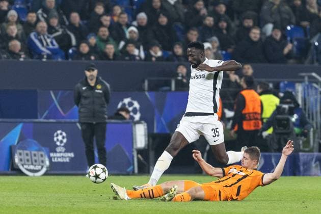 UEFA Champions League: FC Shakhtar Donetsk - BSC Young Boys; 06.11.2024 Silvere Ganvoula (BSC Young Boys, 35), Valeriy Bondar (FC Shakhtar Donetsk, 5) UEFA Champions League: FC Shakhtar Donetsk - BSC Young Boys; Arena AufSchalke, Gelsenkirchen; 06.11.2024 Copyright: xBEAUTIFULxSPORTS Buriakovx