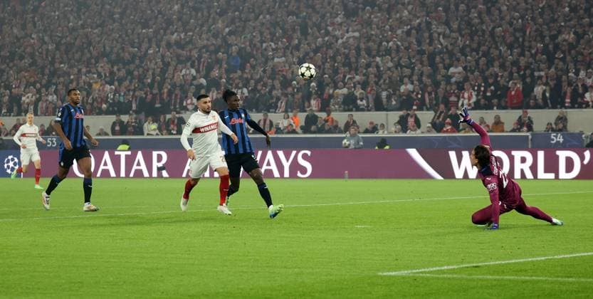 06.11.24 VfB Stuttgart - Atalanta Bergamo Deutschland, Stuttgart, 06.11.2024, Fussball, UEFA Champions League, VfB Stuttgart - Atalanta Bergamo: v.l. Deniz Undav (VfB Stuttgart), Odilon Kossounou, Marco Carnesecchi (beide Atalanta Bergamo).