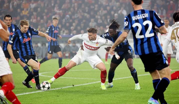 06.11.24 VfB Stuttgart - Atalanta Bergamo Deutschland, Stuttgart, 06.11.2024, Fussball, UEFA Champions League, VfB Stuttgart - Atalanta Bergamo: v.l. Marco Brescianini (Atalanta Bergamo), Ermedin Demirovic (VfB Stuttgart), Olidon Kossonou (Atalanta Bergamo).