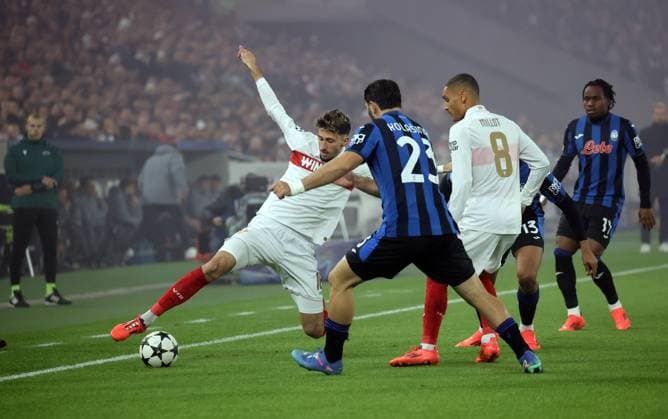 06.11.24 VfB Stuttgart - Atalanta Bergamo Deutschland, Stuttgart, 06.11.2024, Fussball, UEFA Champions League, VfB Stuttgart - Atalanta Bergamo: v.l. Atakan Karazor (VfB Stuttgart), Sead Kolasinac (Atalanta Bergamo), Enzo Millot (VfB Stuttgart).
