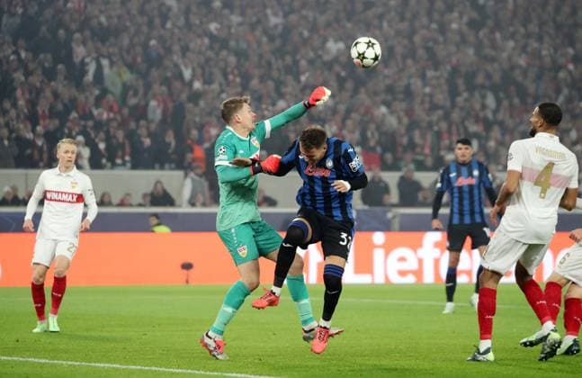 06.11.24 VfB Stuttgart - Atalanta Bergamo Deutschland, Stuttgart, 06.11.2024, Fussball, UEFA Champions League, VfB Stuttgart - Atalanta Bergamo: v.l. Alexander Nübel (VfB Stuttgart), Mateo Retegui (Atalanta Bergamo).