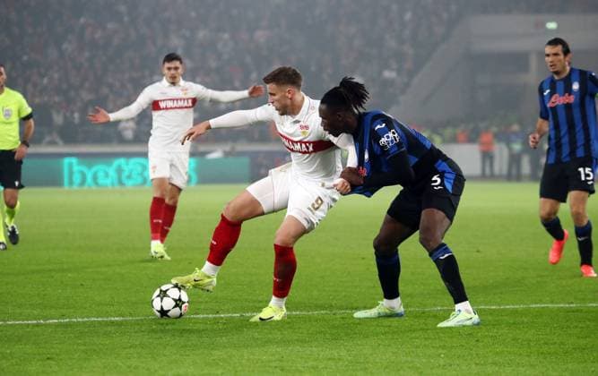 06.11.24 VfB Stuttgart - Atalanta Bergamo Deutschland, Stuttgart, 06.11.2024, Fussball, UEFA Champions League, VfB Stuttgart - Atalanta Bergamo: v.l. Ermedin Demirovic (VfB Stuttgart), Olidon Kossonou (Atalanta Bergamo).